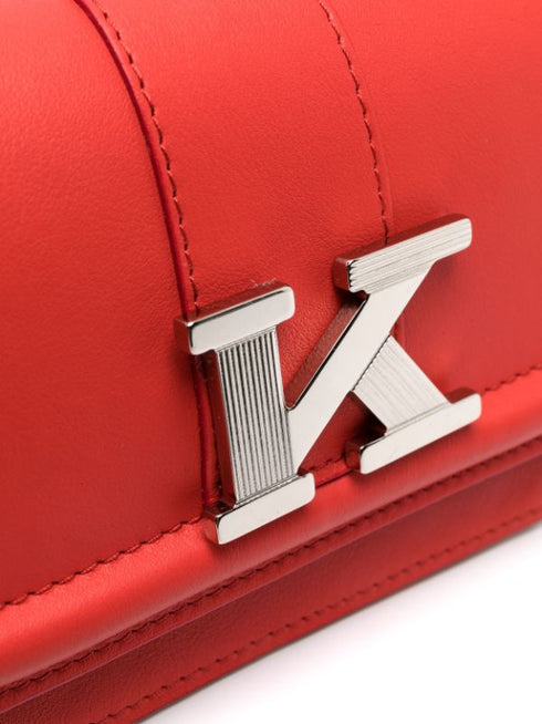 bolso mini con placa del logo